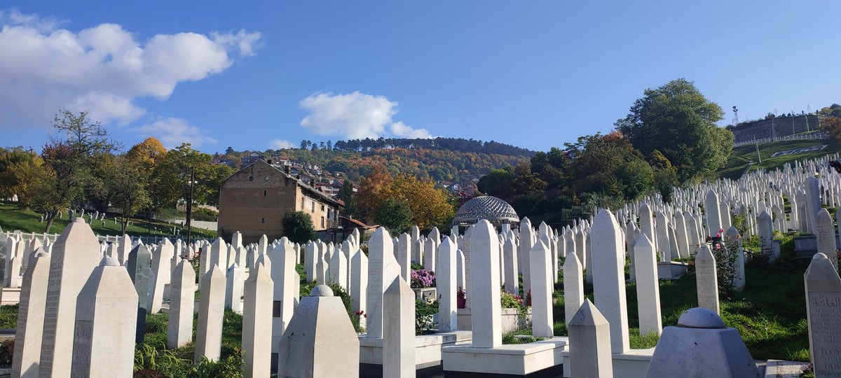 Aliya İzzetbegoviç'i vefatının 22. senesinde rahmetle anıyorum. Bu mezarlıkta, çoğu 20'li ve 30'lu yaşlarında şehit edilmiş gencecik insanlarla birlikte yatıyor. Mekanı cennet olsun.