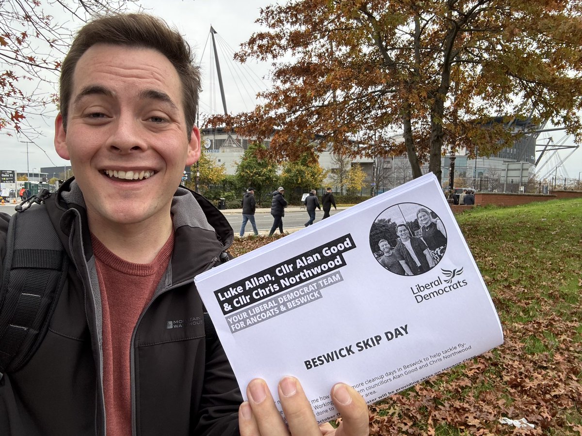 Lib Dem team 1 – Fly-tipping 0 💪

Yesterday, whilst fans flocked to City, <a href="/AlanGoodLD/">Alan Good</a> and I kicked off our weekend near the Etihad – updating residents on Tuesday’s #Beswick skip day – a great community win with <a href="/OneMcr/">One Manchester</a> providing skips on Hassop/Orme and Havana Closes (1–3pm).
