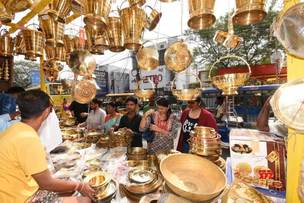 मेले में गर नज़र न आता रूप किसी मतवाली का
फीका फीका रह जाता त्यौहार भी इस दीवाली का

बर्तन बर्तन चीख़ रही थी कौन समझता उस की बात
दिल का बर्तन ख़ाली था उस बर्तन बेचने वाली का

–मुमताज़ गुरमानी

#chhotidiwali