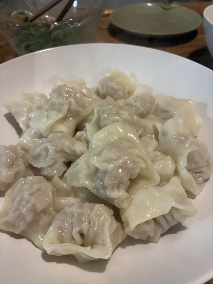 水餃子を包みながら飲むレモンサワーがいちばんうんまい😎