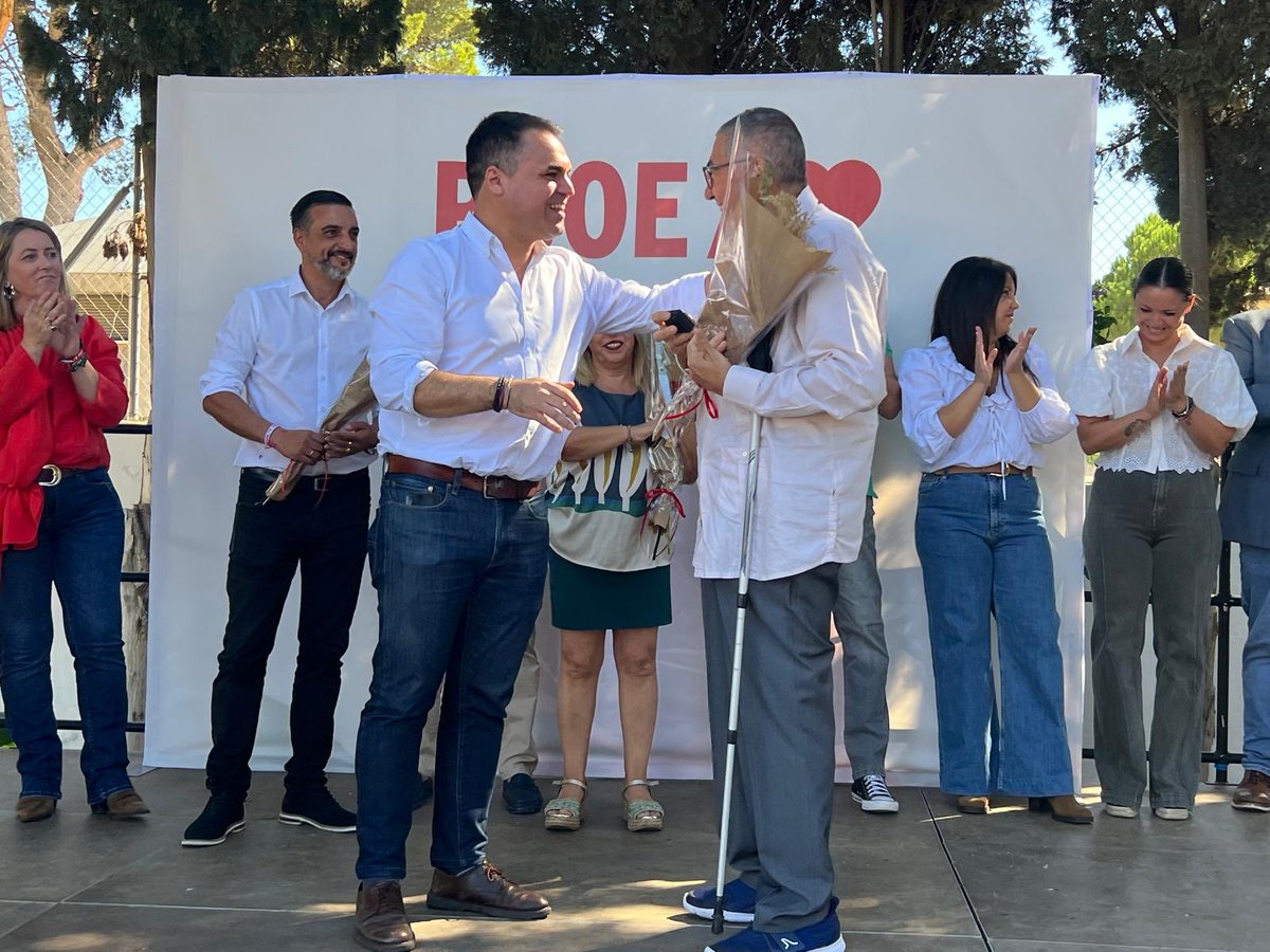 Fiesta de la Rosa del PSOE de Jerez celebrada en El Torno, donde se ha reconocido justamente la trayectoria de socialistas históricos, un día muy bonito y emotivo. 

Muchas gracias a la Agrupación del PSOE de Jerez y al alcalde de El Torno por recibirnos.