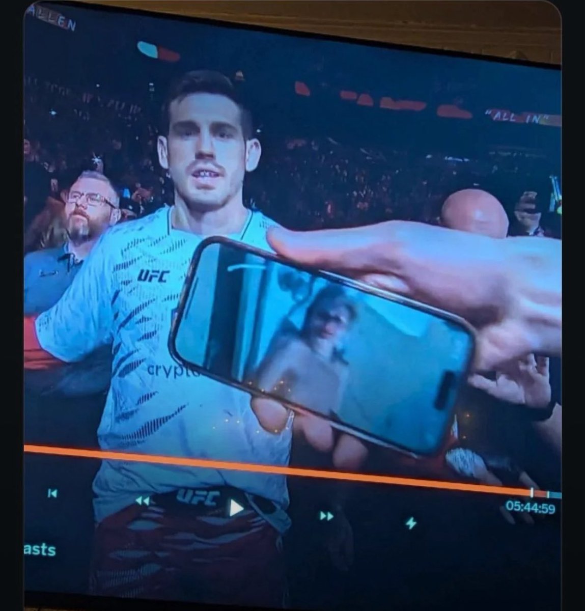 Momento de ayer en el que un espectador enmascarado muestra en su móvil a una persona aparentemente víctima de tortura. ¿Un asesino regodeándose? #ufc