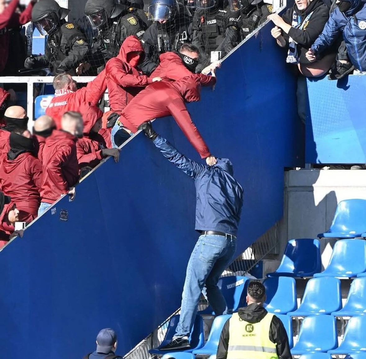Pfalzjockel's tweet image. Das Bild ist ein Kunstwerk, da stimmt alles. Der Schlag, die Polizei im
Hintergrund, der fette Bauch von dem alten KSCler der da gemütlich über dem Geländer liegt. Alles geil