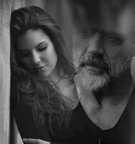 .
كان يرسل لها الرسائل ،،، فلا ترد ،،،
فبعث لها رسالة قائلاً  :
أرجو أن يكون ذلك عن عمـد ،،،
فالعقاب عندك أهون من الإهمال ،،
فردت عليه :
ليتني استطيع اهمالك أو أستطيع عقابك
كل مافي الأمر أني أحاول نسيانك… 
فوجدت نفسي اعاقب روحي ،،،💔 
.