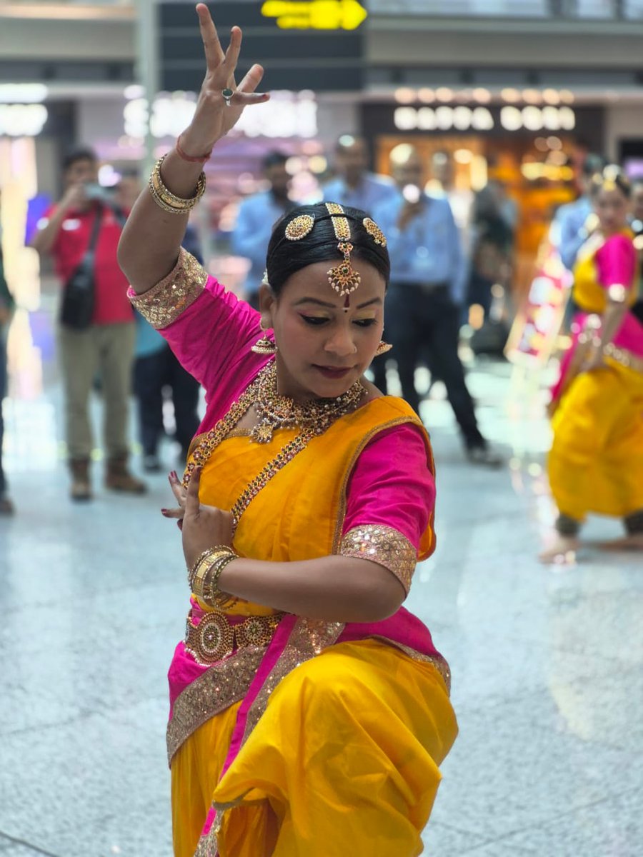 nandiniigarg21's tweet image. Delighted to witness a beautiful Bharatanatyam performance at IGI Terminal 1 during the Diwali celebrations. The grace, rhythm &amp;amp; expression were mesmerizing - a perfect showcase of India’s rich cultural heritage! 👏🏻💯 @delhiairport #DiwaliCelebration #DelhiAirport #Terminal1