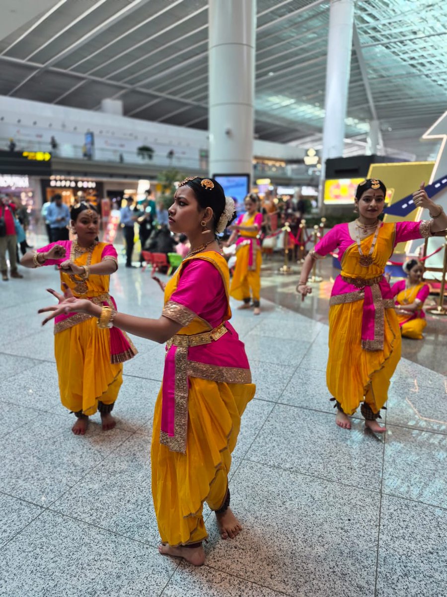 nandiniigarg21's tweet image. Delighted to witness a beautiful Bharatanatyam performance at IGI Terminal 1 during the Diwali celebrations. The grace, rhythm &amp;amp; expression were mesmerizing - a perfect showcase of India’s rich cultural heritage! 👏🏻💯 @delhiairport #DiwaliCelebration #DelhiAirport #Terminal1