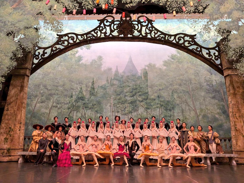 AsamiMakiBallet's tweet photo. 牧阿佐美バレヱ団
「ドン・キホーテ(全幕)」
全ての公演が終演いたしました。
2日間、沢山の温かい拍手にご声援ありがとうございました✨
次回公演 ▸︎▹︎▸︎
こどものためのバレエ公演「シンデレラ」が上演されます🏰こちらも是非お楽しみに！
公演アンケートへのご協力✍️
https://t.co/B7lbpIf6DU https://t.co/5gTJt8UEJP