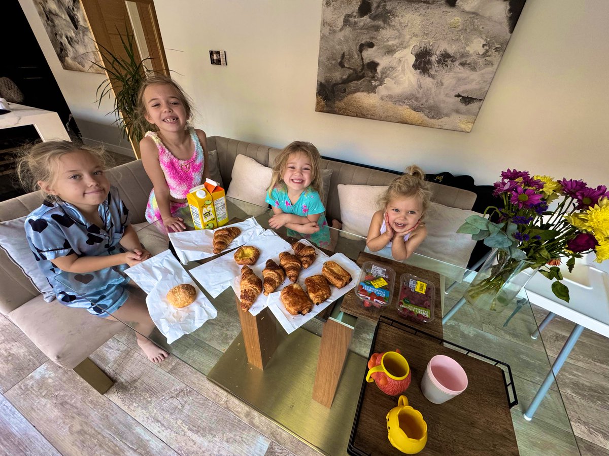 Breakfast with the girls 💜