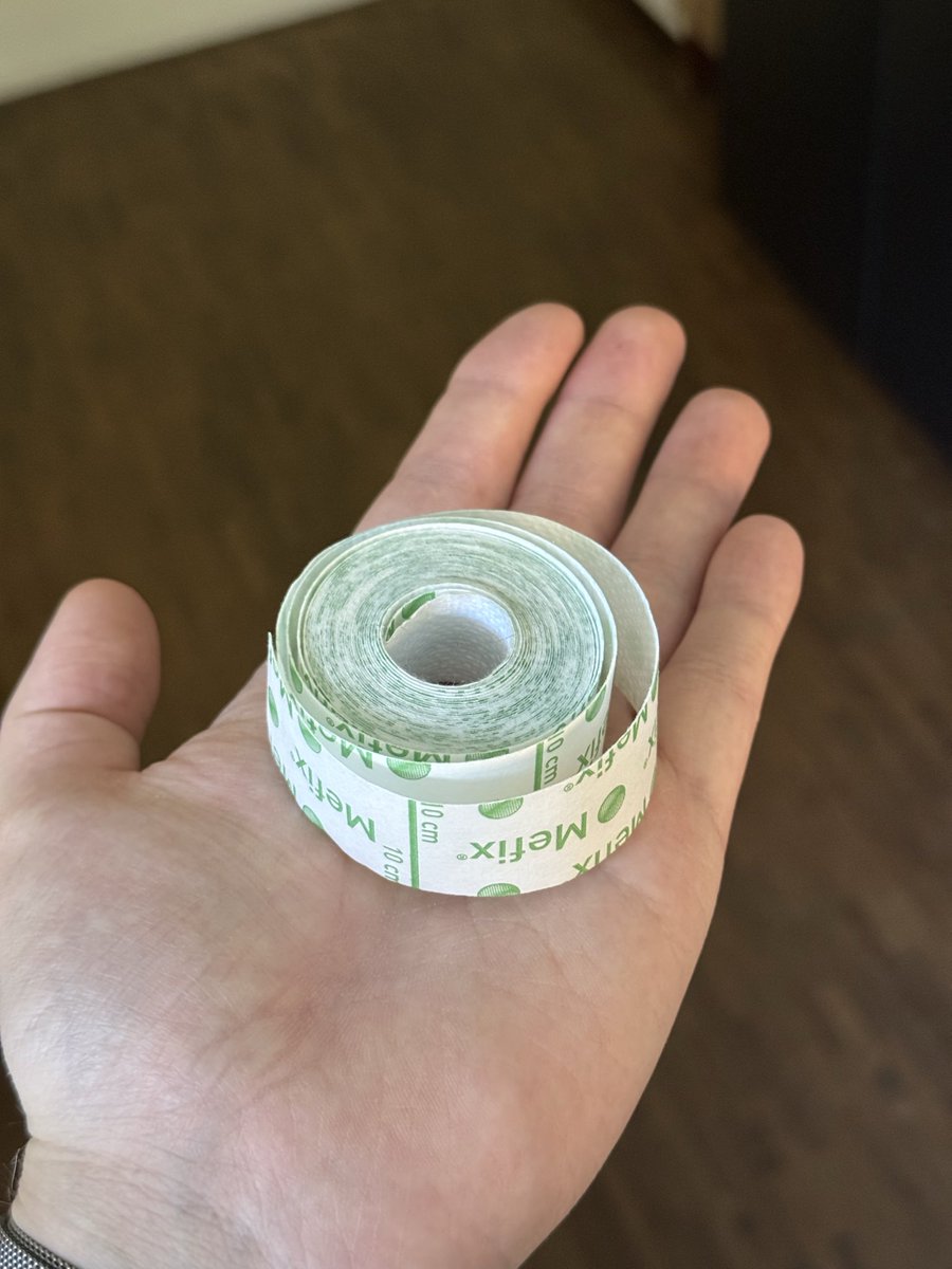 AlexSuur's tweet photo. Toddler hax: osta 10 meetrit rullplaastrit ja lõika väikseid tükke mitu aastat. Aint 2€ https://t.co/QxySNqmPPW