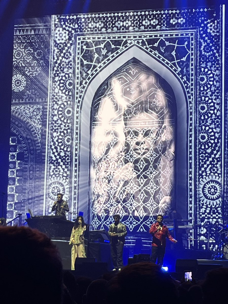 beingnaveen27's tweet photo. ThalaivARR under the Birmingham lights - Pure Peace.
Every note a reminder to feel & be grateful.
Thanks for being the calm in my chaos, the peace in every phase🕊️🙇🏼♂️
ofc,Thanks Mani sir for giving us ARR💎
#RahmanForLife #ARRForever
#arrahman @arrahman
@UtilitaArenaBHM https://t.co/EGNcUXs5hj