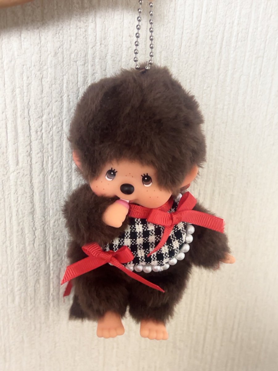 キーチェーンの子サイズのスタイ作り🪡
リボンいっぱいでかわいい🍒

 #モンチッチ 
 #ハンドメイド