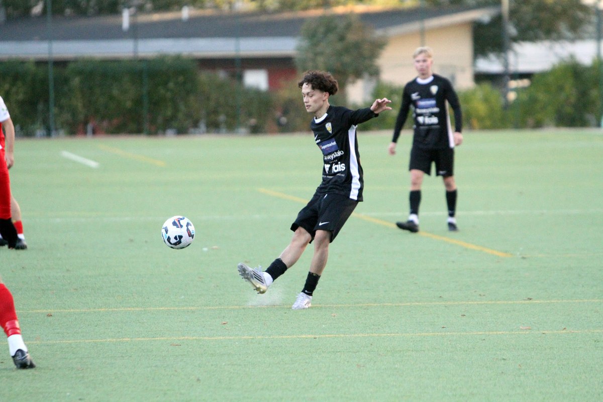 kapaedustus's tweet photo. Eilen pelattiin SalPaa vastaan nuorten miesten voimin! Debyyttinsä edustuksen paidassa teki Otto Heinonen. Onnittelut Otto👏🏻
📸 @opperi64
#käpa #käpylänpallo #käpaedustus #helsinki #jalkapallo #ykkösliiga #ruutuplus #meneetunteisiin #jalkapallo #futis #braku #brahenkenttä https://t.co/jSVAh98Pr7