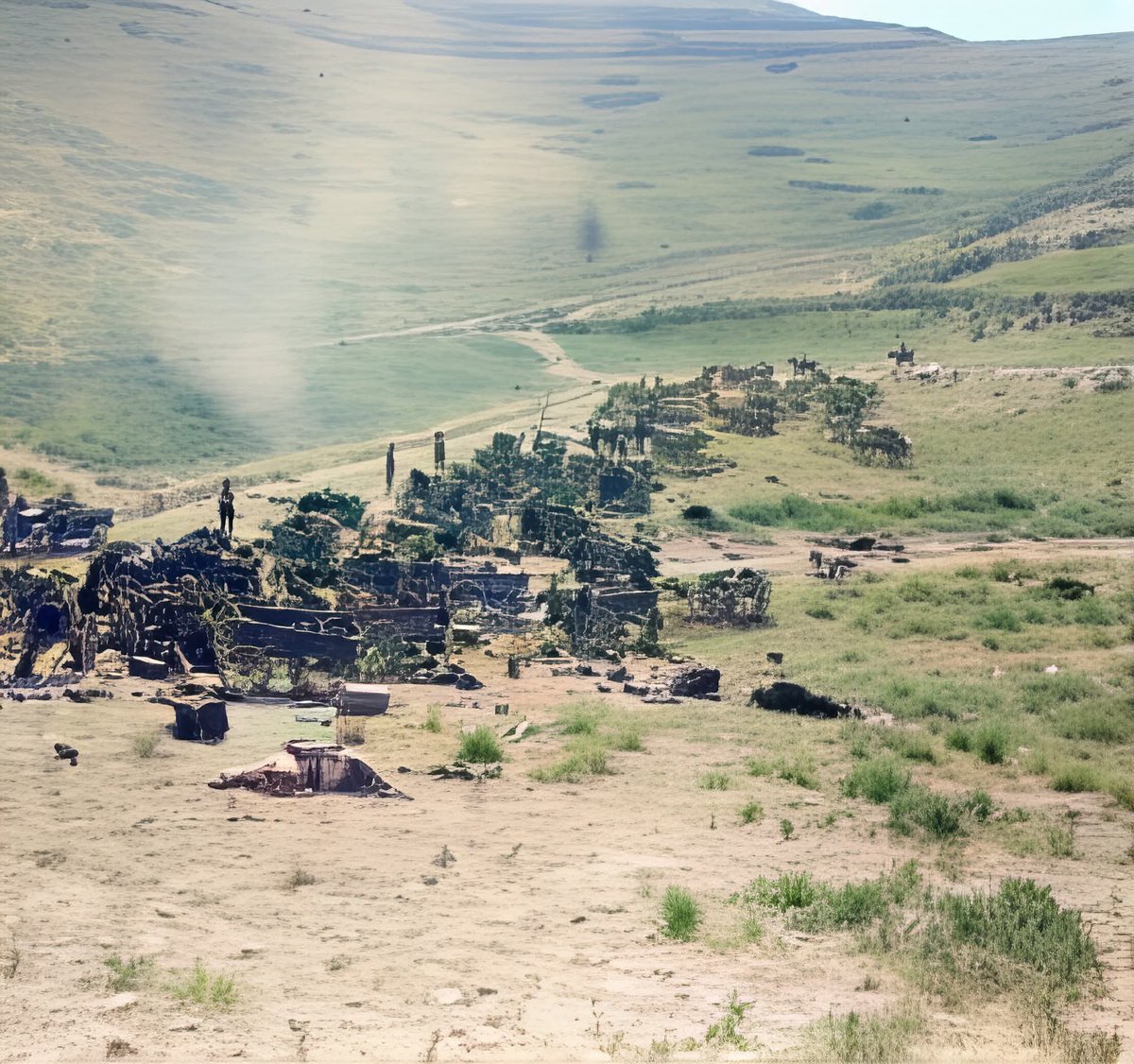 Resim 1918'e ait
Yer Gazze
Bedeviler tarafından pusuya düşürülmüş Osmanlı askerleri ve yakılmış teçhizatlar

İngilizlerle bir olup Türk askerlerini arkadan vurduktan sonra bolgeye hiç huzur gelmedi.
Hicaz ve Şam diyarı mikro/peyk devletlere bölünüp paylaşıldı