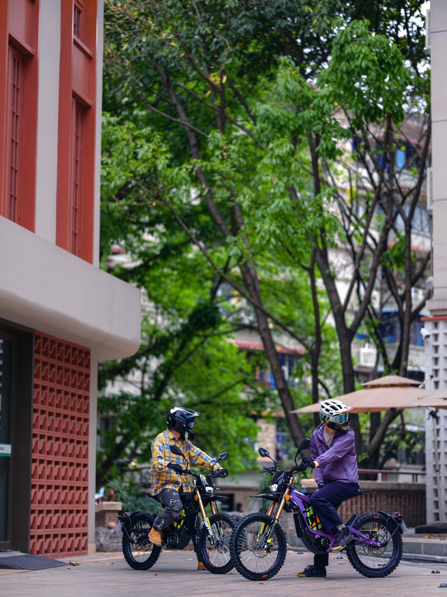 SUR_RON_JP's tweet image. **Light Beeの、意外と便利な使い方**

オフロード専用じゃ、もったいない。

朝のカフェまで、気軽に。
夕暮れの散歩がてら、軽く一周。

Light Beeは“日常の中で一番楽しい移動手段”。

#LightBee #Surron #Eモトライフ #軽快電動バイク #新しい通勤通学