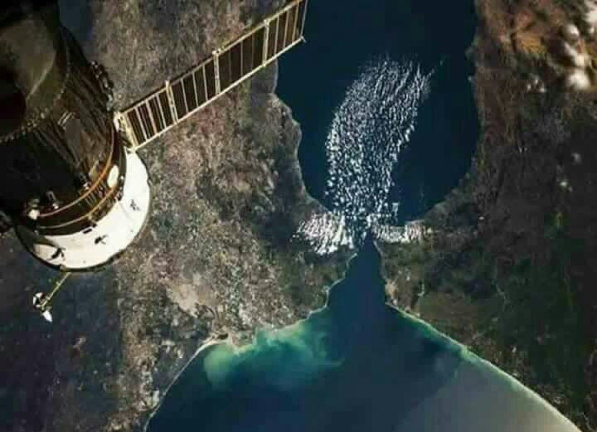 #صورة من الفضاء
"مضيق جبل طارق " 

حيث إنطلقت الخيل العربية الأصيلة من هِضاب #مكة ومن أودية #المدينة_المنورة في أمواج متدفقة واجتازته لتؤسس #الاندلس وتحمل إلى الدنيا الحضارة والسلام والعدل والرحمة والهدى ..