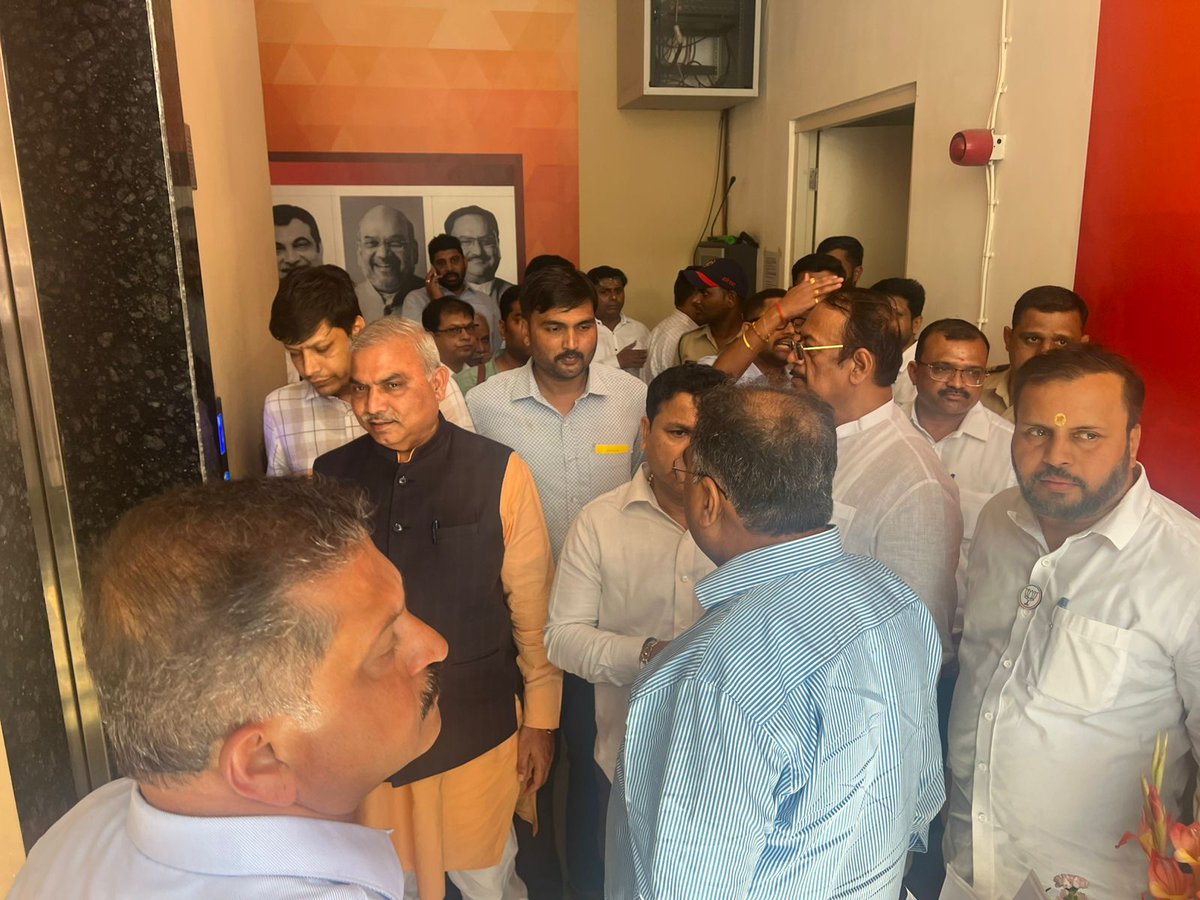 ronitjain66666's tweet image. भिवंडी भाजपा आमदार श्री महेश चौगुले साहेब क्या सही में खुद लक्ष्मण ललन यादव उर्फ लक्ष्या को हर गुटखा माफियाओं तस्करों से हर गोनी पर पैसा वसूलने के लिए रखा है ? क्या श्री महेश चौगुले साहेब सच मे गुटखा माफियाओं के पार्टनर हैं ? ये सवाल इसलिए बहुत जरूरी है क्योंकि भिवंडी में गुटखा…