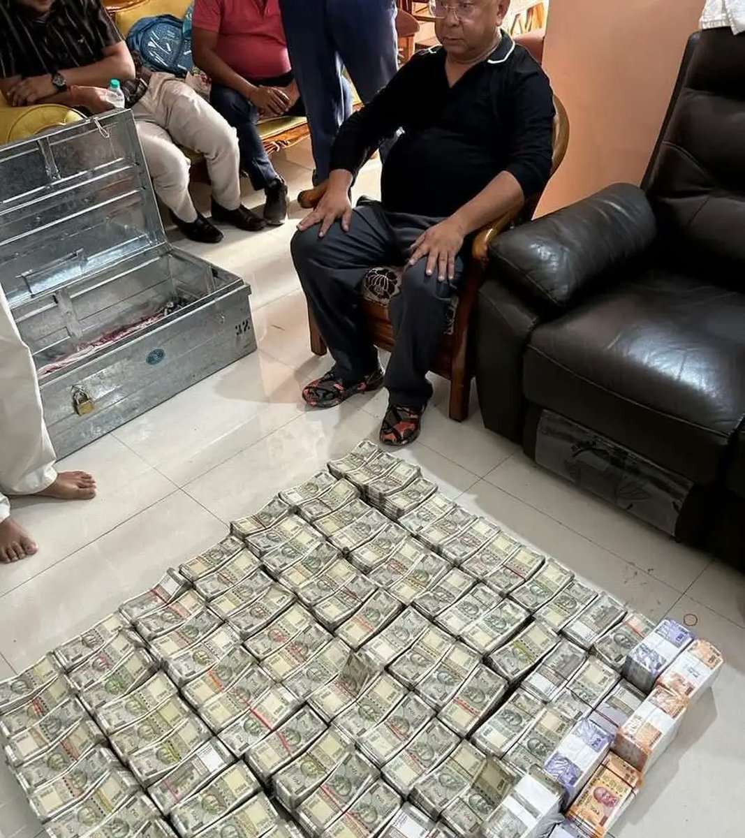 देख रहे हैं गडकरी जी? 

NHAI गुवाहाटी के एक्जीक्यूटिव डायरेक्टर के घर से 2.62 करोड़ रुपये कैश बरामद!

भाजपा राज = भ्रष्टाचार राज!!

#INDvsAUS