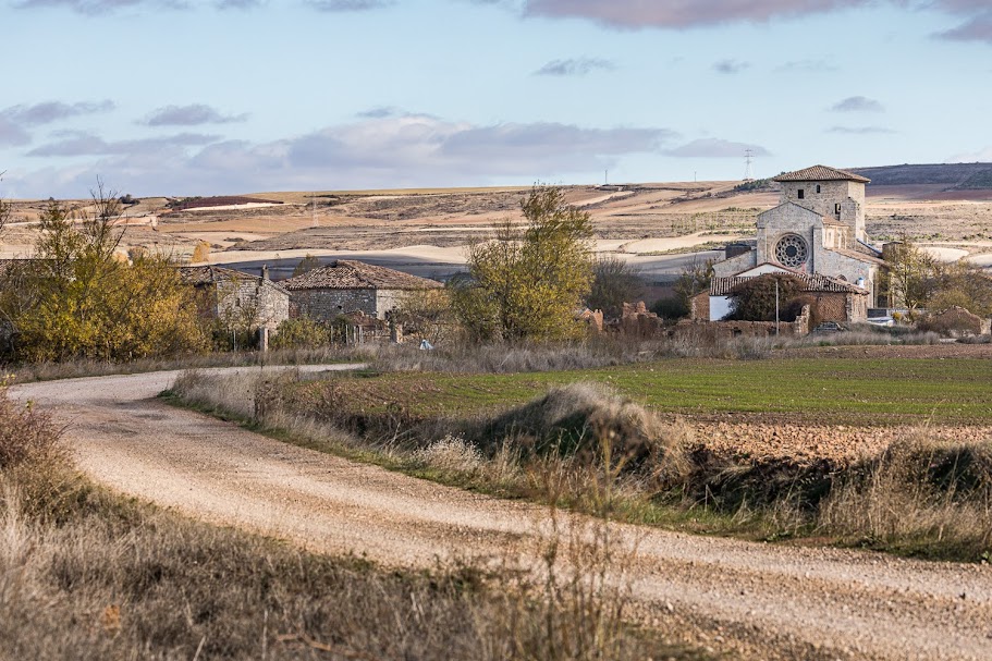 “Hemos perdido en tres o cuatro décadas un conocimiento de milenios sobre el campo", dice #PilarFraile, autora de #Lasleyesdelacaza, #novela recorrida por la extrañeza entre dos mundos, el #campo y la #ciudad, por el choque entre la #España #rural y las ciudades #hiperconectadas.