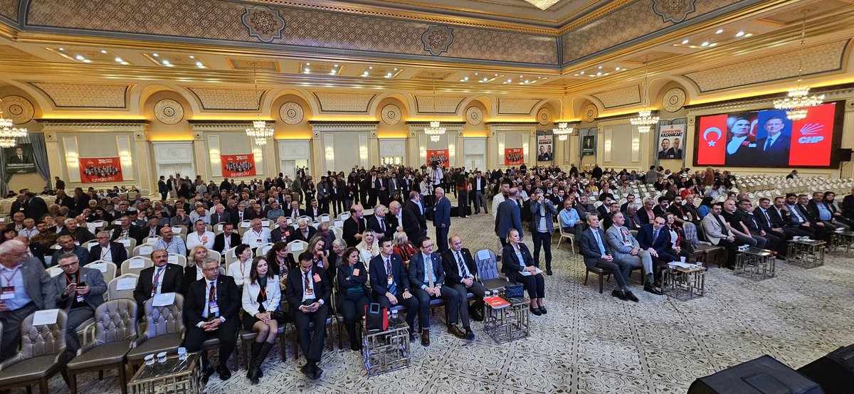 CHP Konya'da Kongre Heyecanı Başladı.

Cumhuriyet Halk Partisi Konya İl Kongresi'nde büyük bir heyecan yaşanıyor. Kongrede mevcut İl Başkanı Bekir Yaman ile Ereğli İlçe Başkanı Nejat Türktaş arasında kıyasıya bir yarış var.

Salonda her iki adayı destekleyen gruplar da coşkulu