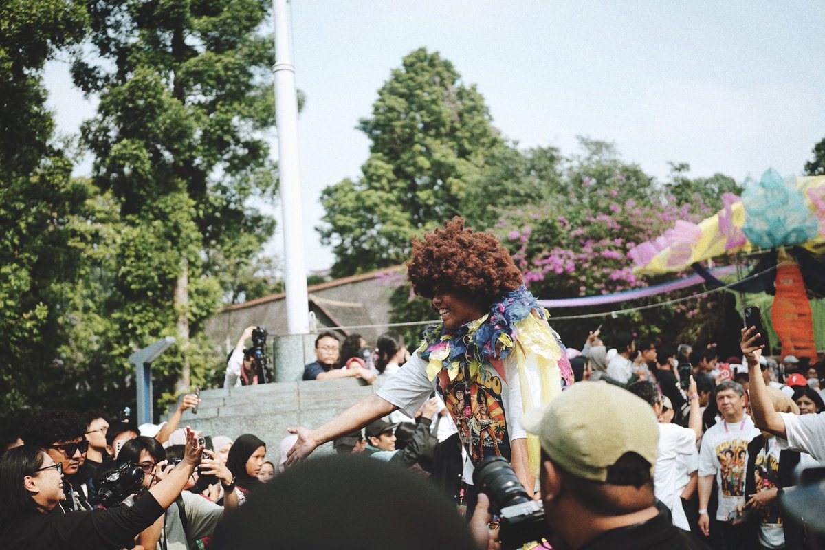 z_millah's tweet photo. Sedikit dokumentasi pribadi di Pasar Seni ITB 2025. Rame banget orang, walau pensuasanaan agak kureng but yaudahlah https://t.co/raDdNbP6qi