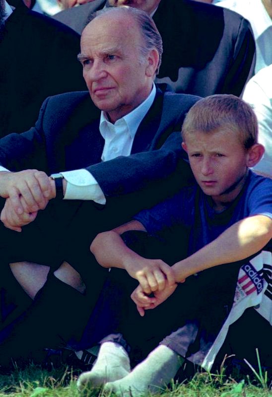 Ömrü boyunca zulme baş eğmeyen, imanı ve adaleti rehber edinen büyük Devlet adamı Aliya İzzetbegoviç’i rahmetle, minnetle anıyoruz. Ruhu şad, mekânı cennet olsun. Unutulmayacaksın, Bilge Kral. 
 #Aliyaİzzetbegoviç