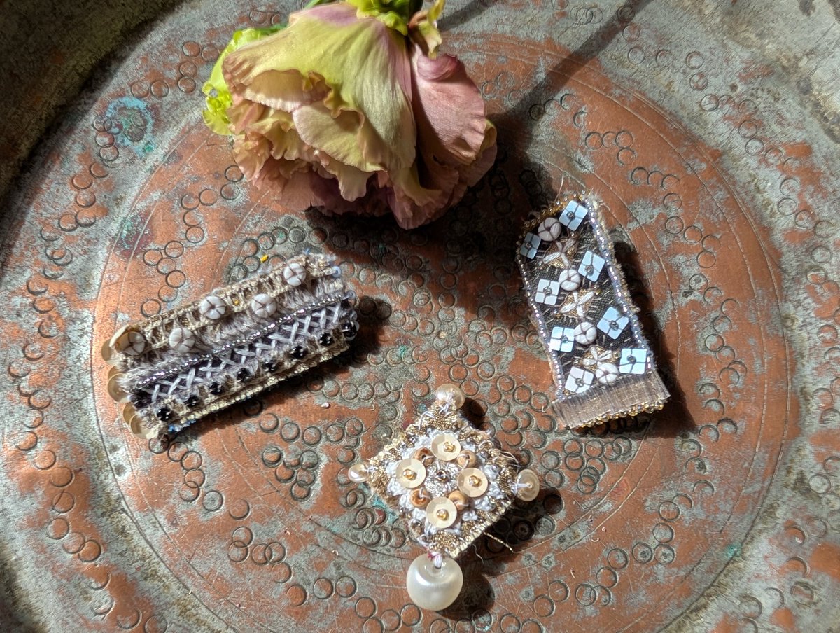 【Newbrooch:島國禮作島南篇】
今年我們將再次參加好好手感微笑市集高雄市。我真的很期待再去台灣。
#島國禮作 #好好手感微笑市集 #藝術旅人
#手作職人 #跨國創作 #秋季市集 
#手作無國界 #島嶼交流  #島国礼作2025 #市集  #島國禮作 #高雄
#embroidery #handstitch  　　#fabriccollage　#enbroidery