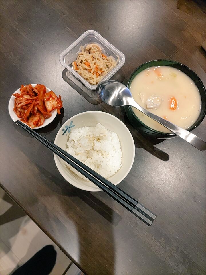 晩ごはんはシチューと白ごはん、キムチと切り干し大根にしました。
