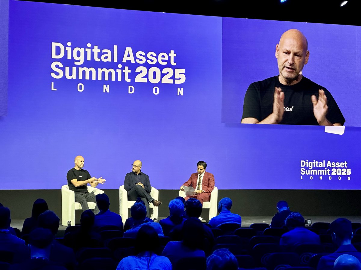 Digital Asset Summit 2025でのパネルディスカッション、ステージ上の業界リーダーたち