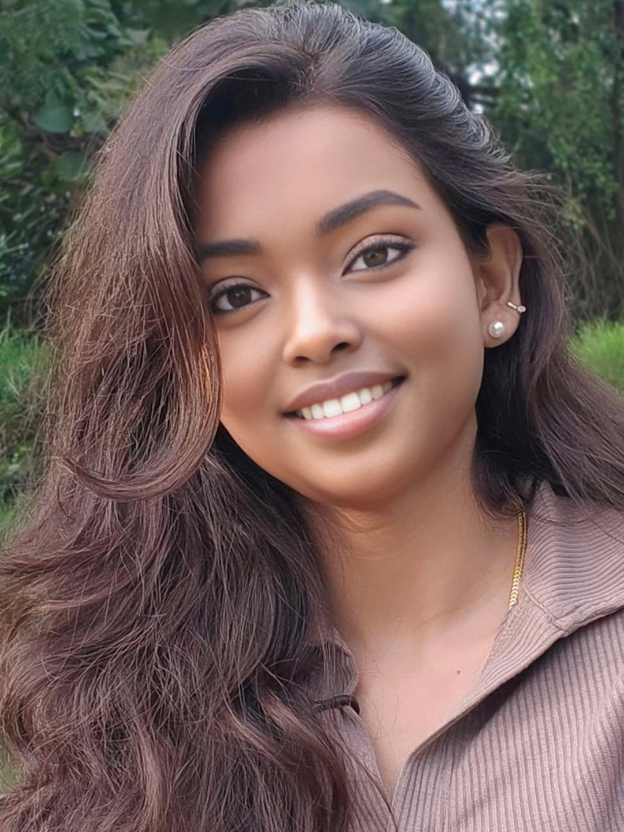 हमने हमारी आँखों को चश्मा 👓 नहीं सर्जरी करवा ली है…
अब हमे सामने वाला इंसान जैसा है वैसा ही दिखता है 😬