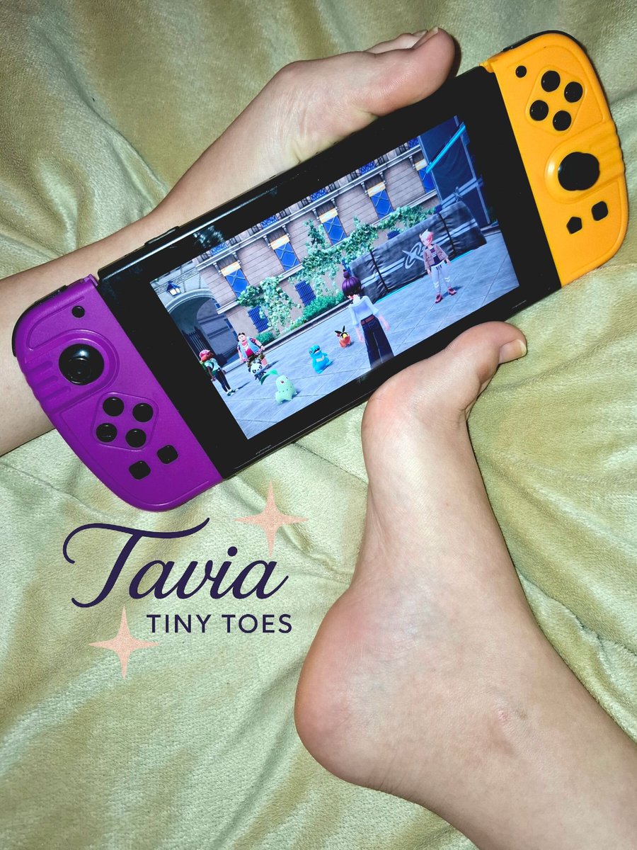 TaviaTinyToes's tweet photo. (not so) hard decision... 🎮😅

What was my choice? Can you guess? 🔥💧🌿

#TaviaTinyToes #barefeet #prettyfeet #tinyfeet #happyfeet #playingaround #barefootbeauty #feet #BarefootVibes #footfetish #Pokemon #NintendoSwitch https://t.co/2KFXJ3RGLi