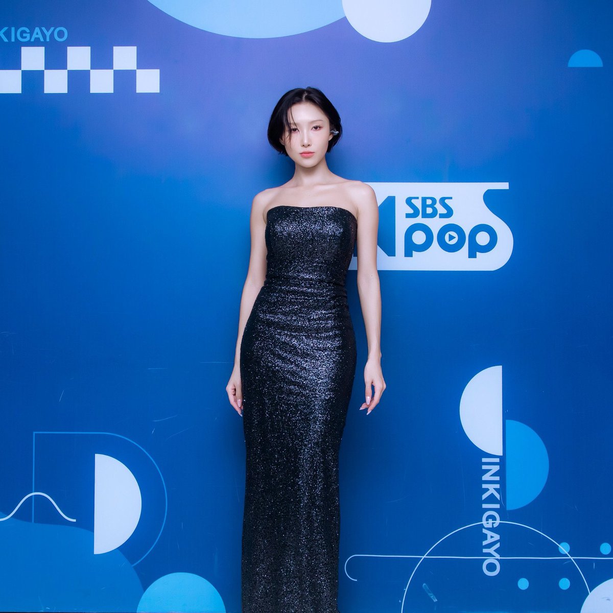 mootwitcheongi's tweet image. HWASA HOW CAN YOU GO
FROM THIS TO THIS ????
SSO FUCKING ATTRACTIVE!!!! 😫😫😭