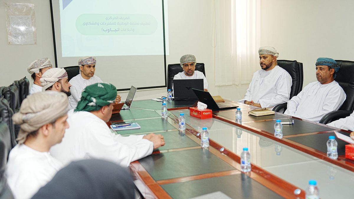 EduGovSsq's tweet photo. قام أعضاء من الفريق المركزي لتطبيق المنصة الوطنية للمقترحات والشكاوى والبلاغات "تجاوب" صباح اليوم الأحد الموافق 19 أكتوبر 2025م بزيارة إلى المديرية العامة للتربية والتعليم بمحافظة جنوب الشرقية وذلك بهدف توعية الموظفين المعنيين بآليات التعامل مع منصة "تجاوب"، لضمان استلام ومعالجة الطلبات بكفاءة عالية وفقًا للمدد والإجراءات المعتمدة وتعزيز الوعي والالتزام بالإجراءات المحددة، مما يضمن سرعة وجودة الاستجابة لكافة الملاحظات والشكاوى الواردة.
وقد عقد الفريق جلسة تعريفية بقاعة الاجتماعات الكبرى بمكتب المدير العام بحضور الفاضلة بدرية بنت ناصر العريمية المديرة العامة المساعدة لشؤون التعليم
وقد تم خلال الجلسة تقديم شرح مفصل للإجراءات المتبعة وتوضيح أفضل الممارسات التي تضمن التعامل الفعّال والسريع مع جميع المقترحات والشكاوى والبلاغات المحالة عبر المنصة الوطنية "تجاوب".
وأكد الفريق المركزي على الأهمية البالغة لهذه الزيارات في رفع كفاءة فرق العمل التنفيذية داخل المؤسسات الحكومية المختل��ة، تحقيقًا للأهداف المرجوة من المنصة والمتمثلة في خدمة المستفيدين وتحسين جودة الخدمات المقدمة.
وقد ضمّ الفريق الزائر كلاً من حسن العجمي المدير المساعد لدائرة خدمة المراجعين ونائب رئيس الفريق المركزي لمنصة "تجاوب"، وأحمد الصبحي رئيس مركز الاتصال بدائرة خدمة المراجعين وعضو الفريق المركزي لمنصة "تجاوب"، وعيسى الحسني أخصائي خدمة المراجعين بدائرة خدمة المراجعين وعضو الفريق المركزي لمنصة "تجاوب".
@EduGovOman 
#منصة_تجاوب
#تعلم_مستدام