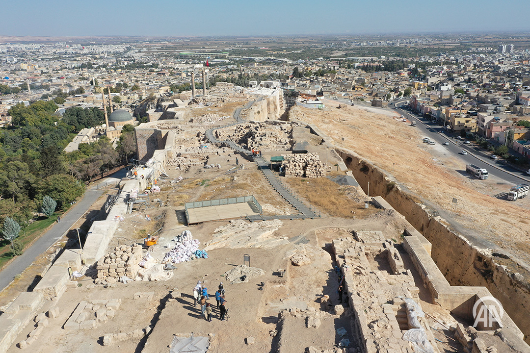 Şanlıurfa'daki tarihi Urfa Kalesi'nde yürütülen kazılarda, 5. yüzyıla ait yazıtlı mozaik gün yüzüne çıkarıldı

▪️ Siyah, kırmızı ve beyaz mozaik taşlarıyla oluşturulan Grekçe yazıtlı taban mozaiğinde bitkisel motiflerin yanı sıra hayvan figürleri ve geometrik desenler yer alıyor