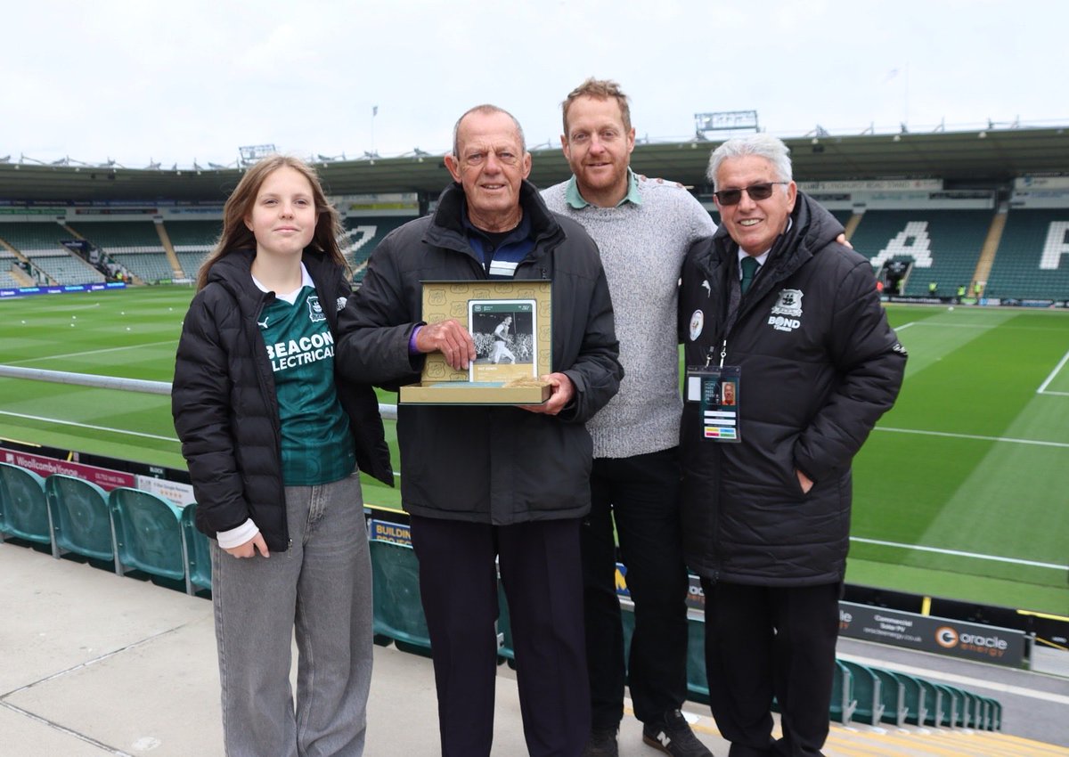 Forever Green were delighted to present presentation legacy packs to former player Guy Branston and the family of Pat Jones, who were overwhelmed by the day, at yesterday’s game v AFC Wimbledon.
