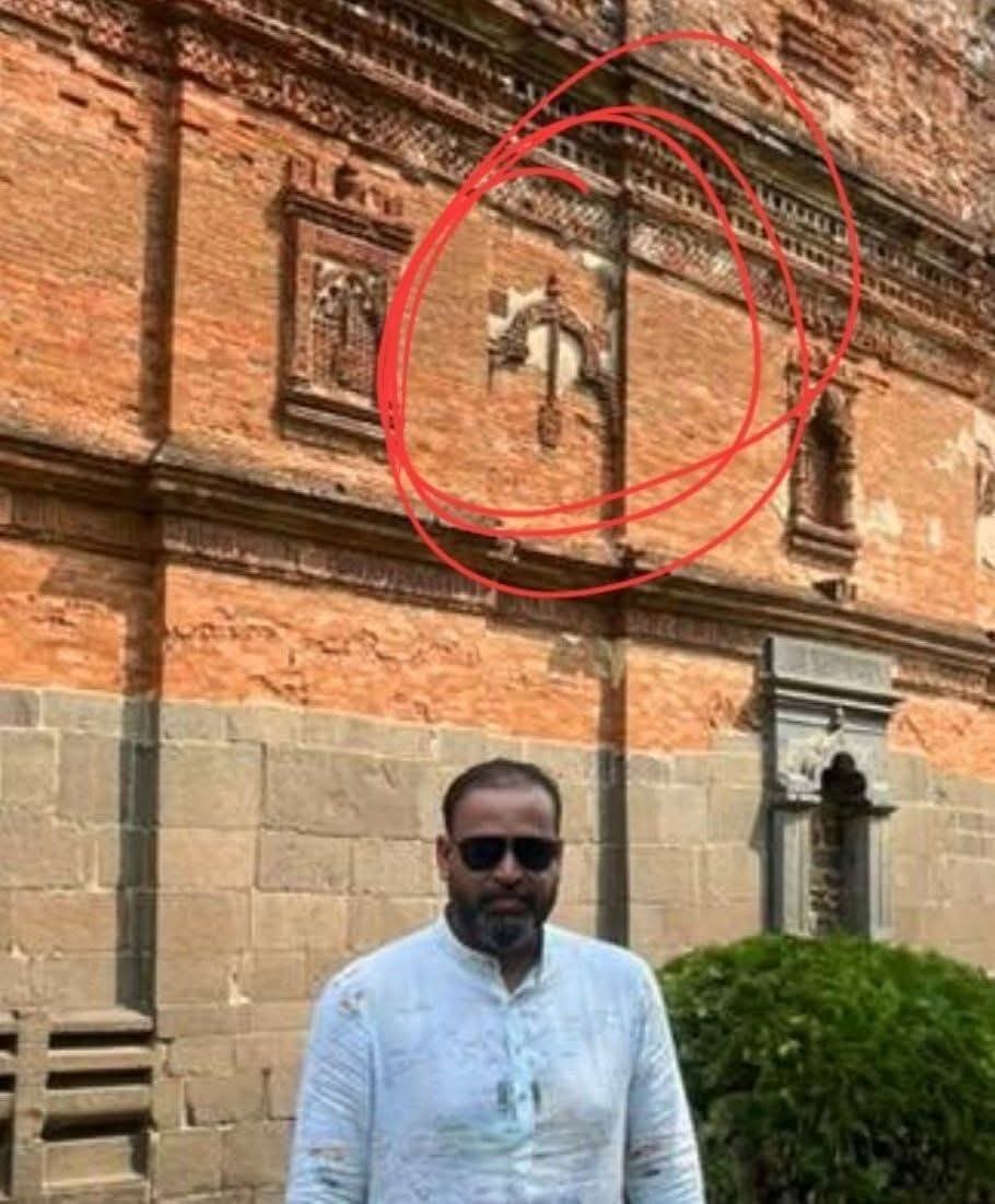 मुसलमान चाहे कोई भी सेलीब्रिटी हो या किसी भी जाति का हो, सबसे पहले वो जिहादी मुसलमान ही होता है।
सेकुलर  हिन्दूओ के चहेते क्रिकेटर युसुफ पठान ने 16 अक्टूबर को पश्चिम बंगाल के मालदा जिले की कथित ऐतिहासिक आदिनाथ मंदिर की तस्वीरें अदीना मस्जिद लिखकर अपने सोशल मीडिया पर साझा कीं।

इस