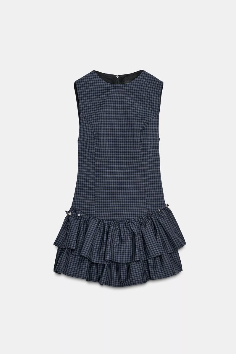 今日の赤ブー即売会コーデ✨✨ZARAの新作ワンピ、珍しく短めの丈感でめちゃくちゃ可愛かった…！インナーパンツついてるから暴風でも走れる( ꈍ◡ꈍ)💙💨