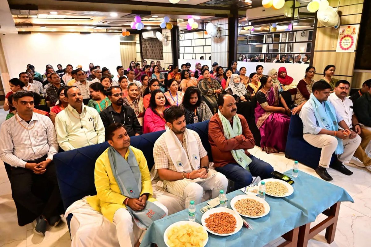 shikshansamvad's tweet photo. 🏅#शिक्षक_स्वाभिमान_दिवस पर मिशन शिक्षण संवाद के कर्मयोगी शिक्षकों को किया गया सम्मानित🏅
दिनाँक 15-10-2025 को डॉ APJ अब्दुल कलाम जी के जन्मदिवस के उपलक्ष्य में "शिक्षक स्वाभिमान दिवस" मिशन शिक्षण संवाद टीम #अलीगढ़ द्वारा आभा रेजेन्सी रामघाट रोड में आयोजित किया गया। इस भव्य कार्यक्रम के मुख्य अतिथि #प्रवीण_राज_सिंह जिला पंचायत अध्यक्ष प्रतिनिधि व कार्यक्रम संयोजक #डॉ०_राकेश_कुमार_सिंह जिला बेसिक शिक्षा अधिकारी अलीगढ़ रहे।
https://t.co/qffDn6ZX1r
 कार्यक्रम का संचालन मेघा जैन व  प्रियंका अग्रवाल द्वारा संयुक्त रूप से किया गया। सर्वप्रथम मुख्य अतिथि द्वारा कार्यक्रम का शुभारम्भ दीप प्रज्ज्वलन द्वारा किया गया। इसके उपरांत कस्तूरबा गाँधी आवसीय विद्यालय धनीपुर की छात्राओं द्वारा सरस्वती वंदना व स्वागत गान प्रस्तुत किया गया।
तदो उपरांत डॉ० राकेश कुमार सिंह द्वारा जनपद अलीगढ़ बेसिक शिक्षा विभाग में सुचारु रूप से चलने वाली सभी योजनाओं के विषय में शिक्षकों को अवगत करवाया व शिक्षक के महतत्त्वपूर्ण किरदार को बताते हुए यह भी बताया की अब जनपद अलीगढ़ में क़ोई भी विद्यालय ऐसा नहीं है जो पक्की सड़क से न जुड़ा हुआ हो। उन्होंने कहा कि आज बेसिक शिक्षा विभाग अलीगढ़ पूरे उत्तर प्रदेश में प्रथम स्थान पर है। अलीगढ जनपद से 10000 से अधिक विद्यार्थियों ने #NMMSE परीक्षा में फार्म भरकर पूरे उत्तर प्रदेश में प्रथम स्थान प्राप्त किया है। उनके द्वारा मिशन शिक्षण संवाद द्वारा किये जा रहे शैक्षिक कार्यों की भी मुक्त कण्ठ से प्रसंशा की गयी। मुख्य अतिथि प्रवीण राज सिंह द्वारा बताया गया की वह इस शिक्षक स्वाभिमान दिवस का हमेशा से सम्मान करते आये हैं और शिक्षा को राजनीति से अलग रख, सभी शिक्षकों को प्रेरित करते हुए बताया की शिक्षक देश का निर्माता है और वह निःस्वार्थ भाव से अपने विद्यालय के बच्चों के लिए कार्य करता है। उन्होंने कहा कि जबसे अलीगढ जनपद को डॉ० राकेश कुमार सिंह जैसे जिला बेसिक शिक्षा अधिकारी मिले हैं बेसिक शिक्षा विभाग अलीगढ नित रोज नये-नये आयाम प्राप्त कर रहा है।
कार्यक्रम के विशिष्ट अतिथि भाजपा युवा मोर्चा के जिलाध्यक्ष धर्मवीर सिंह लोधी ने अपने सम्बोधन में शासकीय योजनाओ को विस्तार पूर्वक बताया।
मिशन शिक्षण संवाद जनपद अलीगढ़ एडमिन यतेंद्र सिंघल द्वारा कार्यक्रम को आगे बढ़ाते हुए बताया गया की मिशन शिक्षण संवाद जनपद अलीगढ़ में 2016 से कार्यरत है और जनपद औरेया से चलते हुए आज उत्तर प्रदेश के हर जनपद में आज मिशन शिक्षण संवाद एक साथ लाख से अधिक शिक्षकों को जोड़े हुए है। जिला सह-संयोजक प्रिया शर्मा द्वारा सम्पूर्ण टीम का परिचय दिया गया व शिक्षकों को अपने भाव प्रकट करने का अवसर प्रदान किया गया। कार्यक्रम के दौरान मिशन शिक्षण संवाद की टेक्निकल टीम व प्रॉफिसियंट टीम मौजूद रही। राष्ट्रगान के पश्चात कार्यक्रम का समापन किया गया। कार्यक्रम में सतीश सिंह, प्रज्ञयवीर सिंह, यतीश गुप्ता, मूलचंद्र, माधवी वार्ष्णेय, नाजिया इस्हाक, बुशरा परवीन, हेमन्त पवांर आदि उपस्थित रहे।
https://t.co/62Ee3wKCm5
साभार - यतेन्द्र सिंघल 
संयोजक- मिशन शिक्षण संवाद अलीगढ़