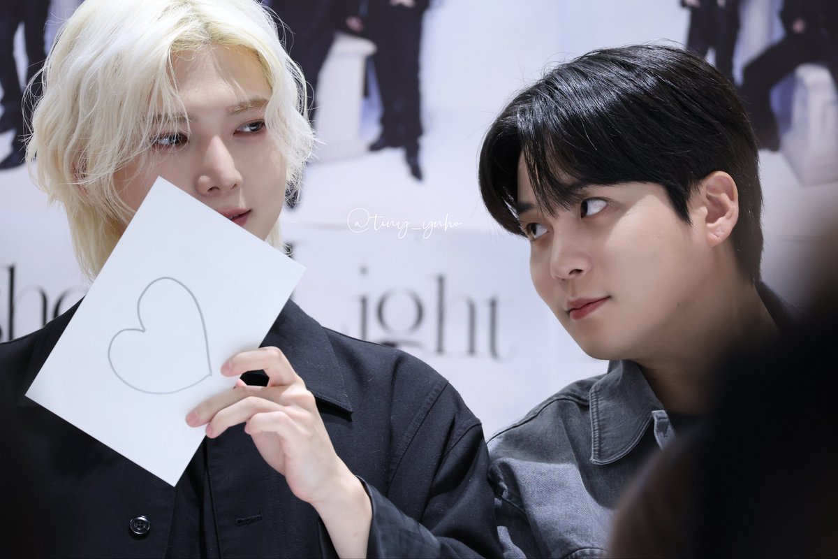 tiny_ynho's tweet photo. 251019 団体サイン会

❤️←👀

#에이티즈 #ATEEZ #종호 #JONGHO #여상 #YEOSANG https://t.co/O5BJj9vDB0
