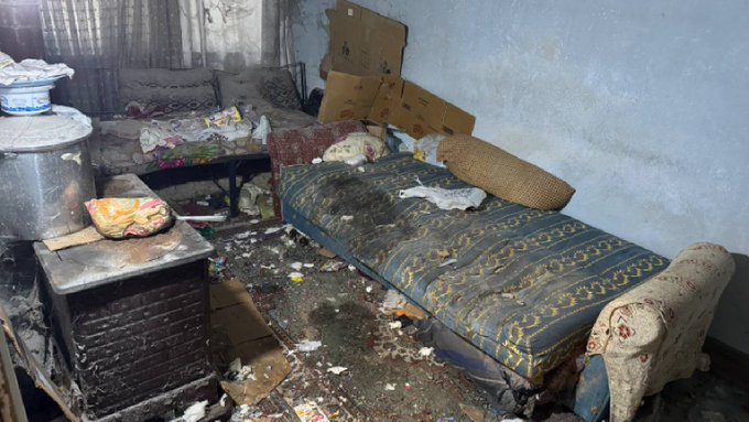İnanılmaz bir olay

Nevşehir'in Gülşehir ilçesinde çöp dolu evde 41 yaşındaki zihinsel engelli kadının, hayatını kaybeden 81 yaşındaki annesinin cesediyle yaklaşık bir ay yaşadığı ortaya çıktı.

A.A.'nın haberine göre olay, yoğun kokudan şüphelenip evin kontrol edilmesiyle ortaya