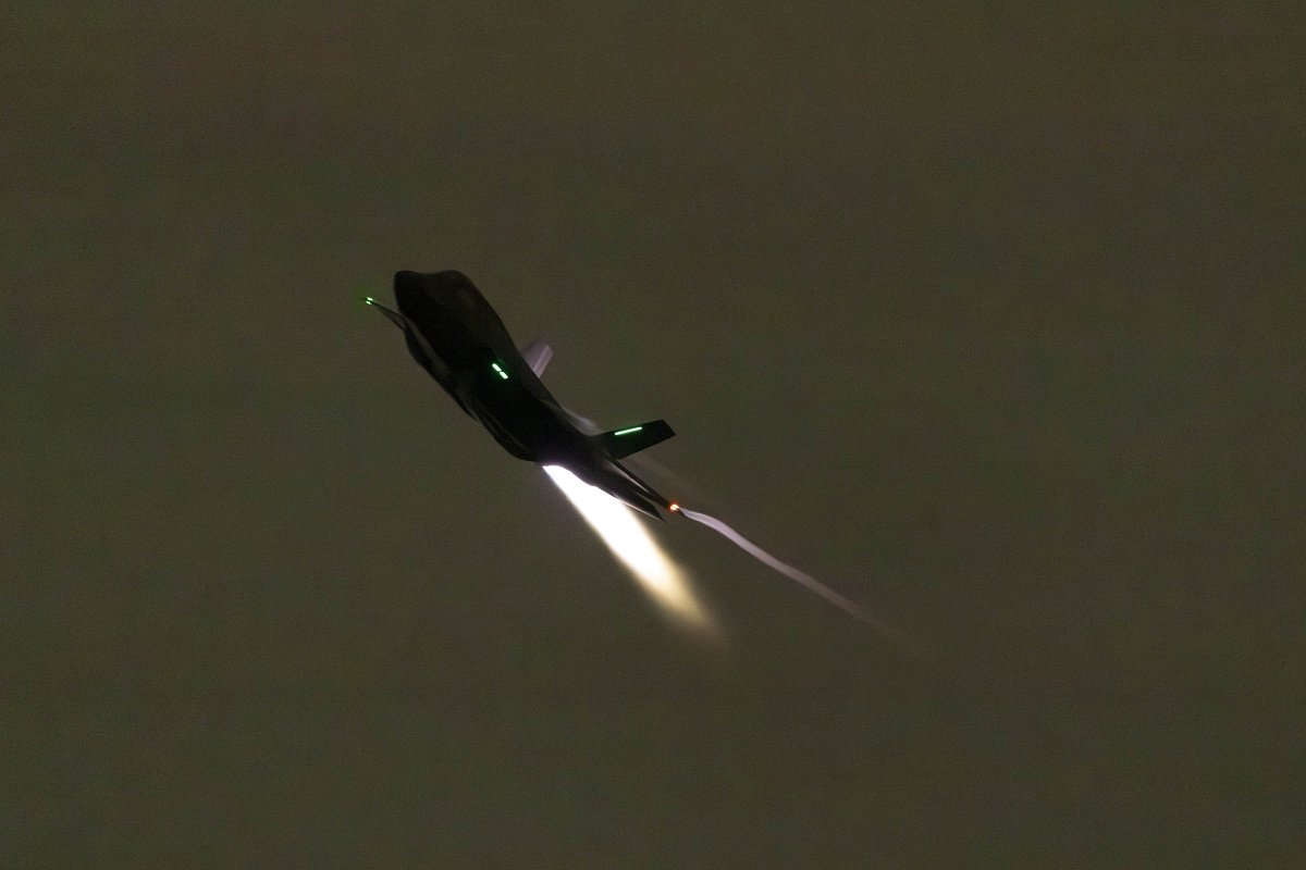 enoshima_ss's tweet image. 2025.10.19  厚木基地のナイト
F-35Bのバーナーが綺麗だった
 #厚木基地  #F35B
