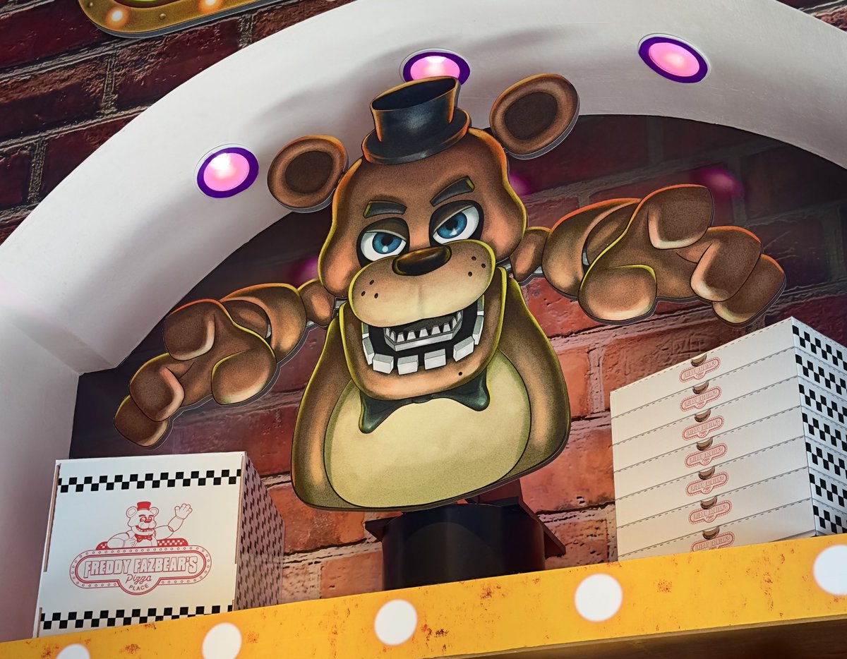 ユニバ売店のFive Nights at Freddy'sグッズコーナーエグすぎ