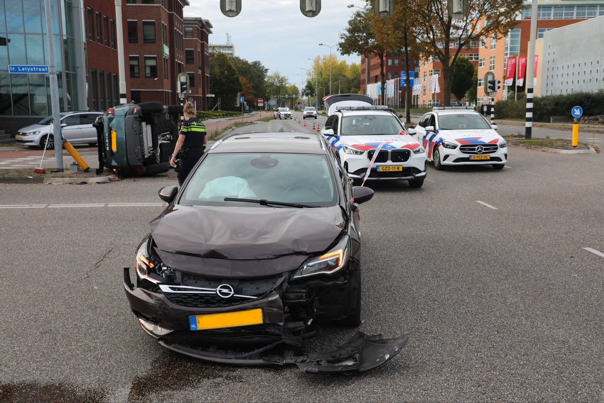 Auto op zijkant na botsing in Ede
