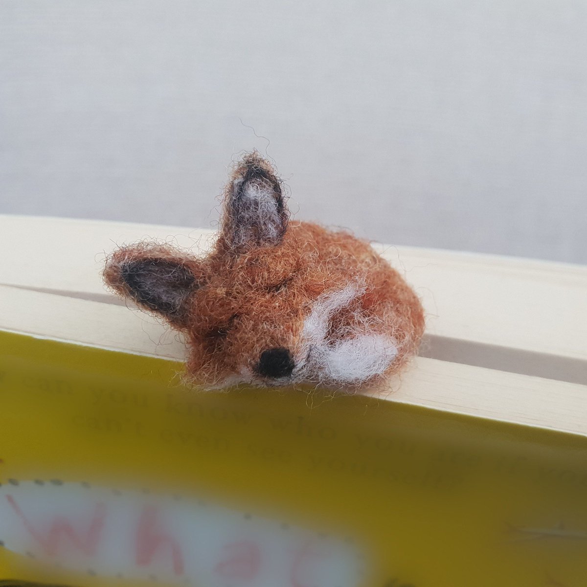 Sweet felted Foxy bookmark!  He'll keep you on the right page whilst having a nap! ❤️
therockingfelter.etsy.com/listing/142900…
#etsy #fox #FoxOfTheDay #UKGiftHour #ukgiftam #SundayFringe