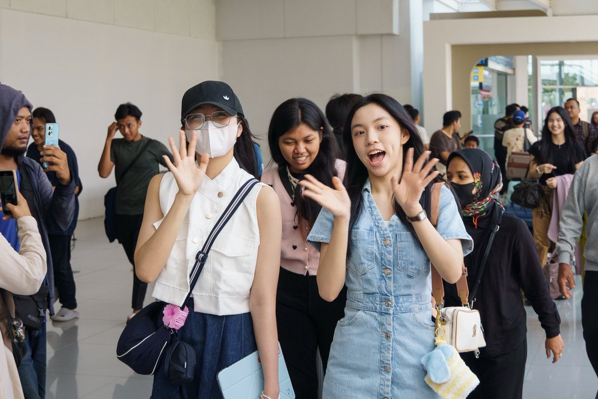 Ahmad Yani Airport, Semarang
19.10.2025

<a href="/Levi_JKT48/">Michelle Levia</a> &amp; <a href="/Aralie_JKT48/">Abigail Rachel</a>