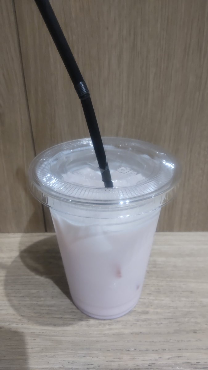 搭乗前のデザート✈️
福岡あまおう苺ラテ🍓🥛
美味しい😆
#福岡空港