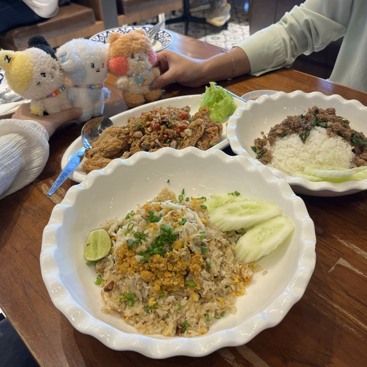 ouricky_'s tweet image. day 4 in bkk the aegis are hungry after concert day 🍧