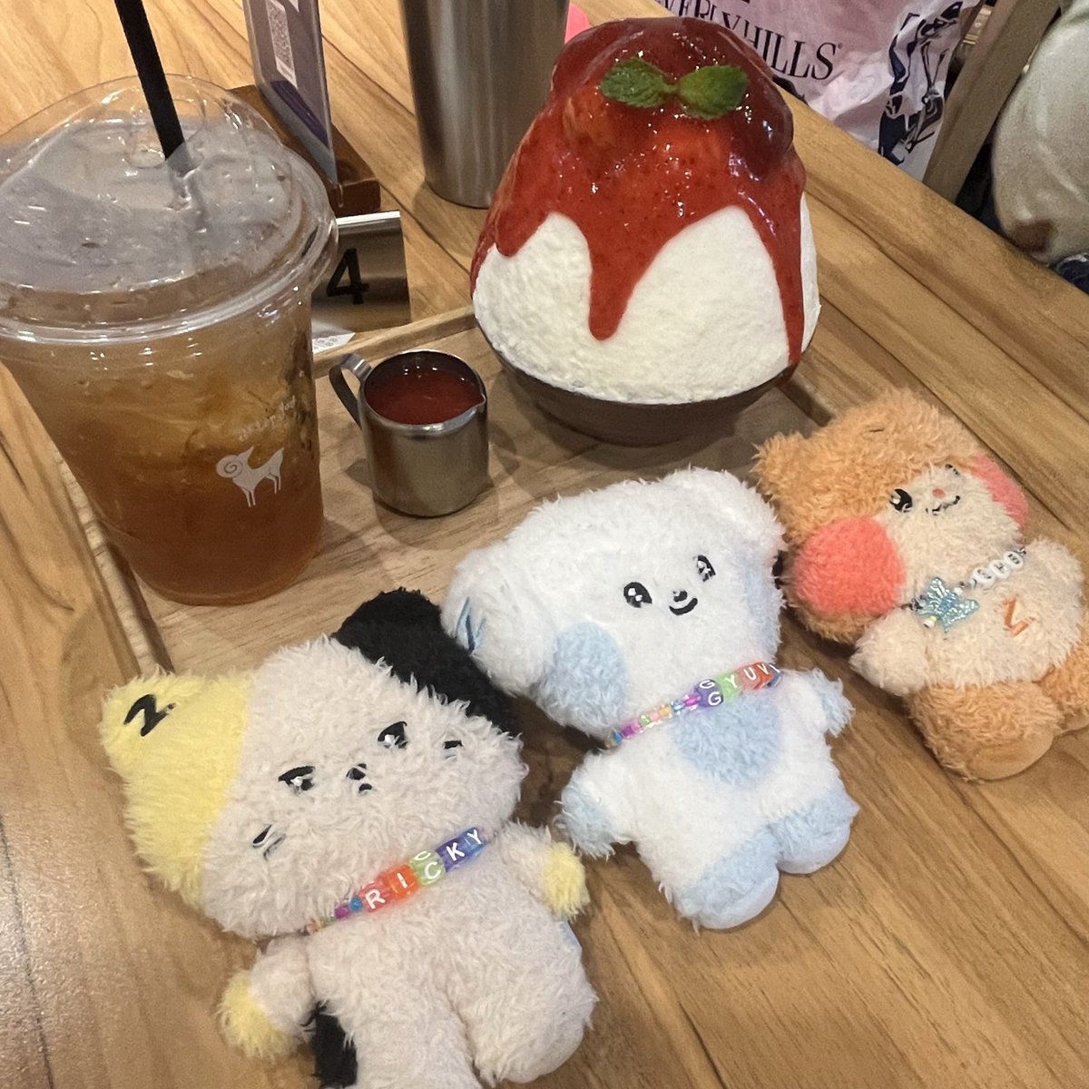 ouricky_'s tweet image. day 4 in bkk the aegis are hungry after concert day 🍧