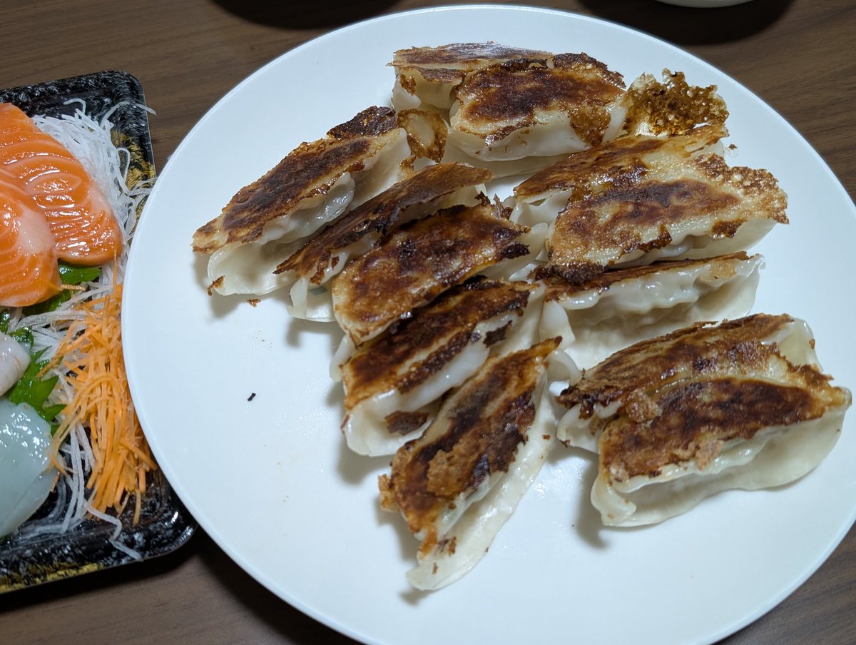 今晩はスーパーの刺し身盛り
なにからいただきましょうか🤔
今晩はソーセージはやめて餃子
冷凍餃子は味の素でいってみましょうか
パリじゃなくバリバリに焦がしちゃいました😅