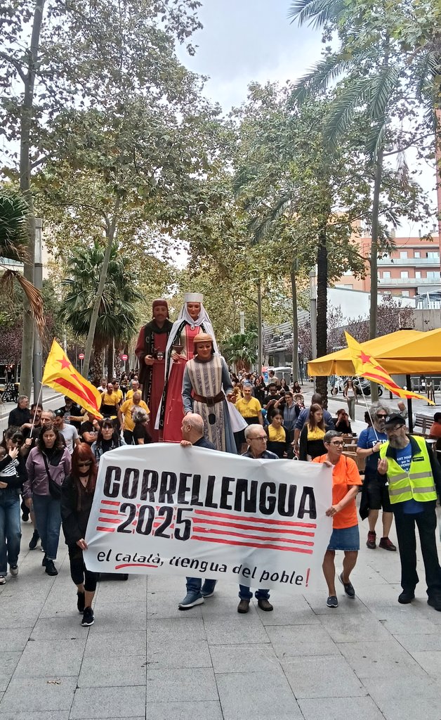Ahir vam ser presents al #CorrellenguaSantMartí, que va recórrer els carrers del Clot i el Poblenou per reivindicar l'ús social del català. 🏃🏽‍♂️👅

Als Països Catalans, #EnCatalà! ✊  <a href="/Correllenguastm/">Correllengua Sant Martí</a>