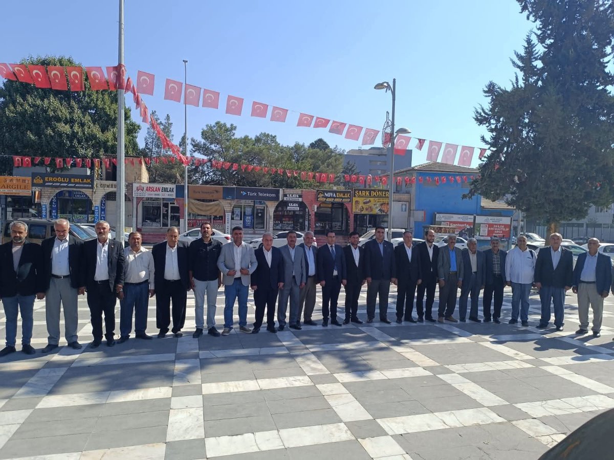 Millet iradesinin yereldeki en güçlü temsilcileri olan tüm muhtarlarımızın 19 Ekim Muhtarlar Günü’nü kutluyoruz.

Vatandaşlarımız ile devlet kurumları arasında köprü görevi üstlenerek, fedakârca yürüttükleri çalışmalar için tüm muhtarlarımıza teşekkür ediyoruz.